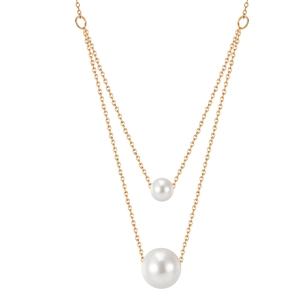 Elegante zweilagige Goldkette mit weißen Perlenanhängern auf weißem Hintergrund