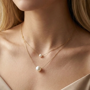 Elegante doppelreihige Goldkette mit weißen runden Perlen für Damen im Vintage-Stil