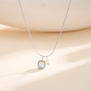 Zilveren titanium stalen ketting met een vierkante schelphanger en een natuurlijke parel