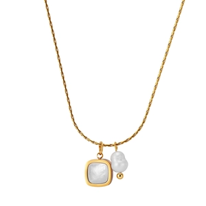 Detail van gouden platte ketting met schelphanger en onregelmatige witte parel