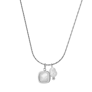 Zilveren titanium ketting met vierkante schelphanger en barokke parel detail