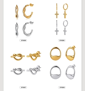 Varietà di orecchini minimalisti in oro e argento con design a nodo, cerchio e croce d'oro.