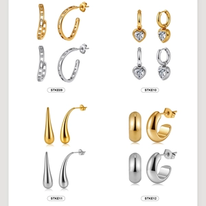 Assortimento di orecchini minimalisti in acciaio inossidabile in oro e argento