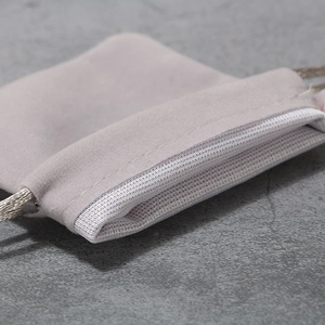 Bolsa de joyería minimalista de terciopelo gris claro con microfibra suave y cordón ajustable