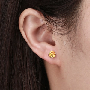Boucles d'oreilles en argent sterling avec pierre jaune ronde et sertissage à quatre griffes