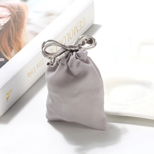 Elegante bolsa de terciopelo lavanda para joyas con cordón plateado y detalle de lazo
