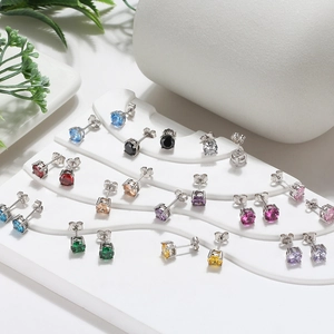 Lot de 12 boucles d'oreilles clous en zircon multicolore avec monture à quatre griffes