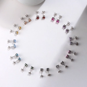 Vue détaillée de boucles d'oreilles en argent massif à quatre griffes en douze couleurs