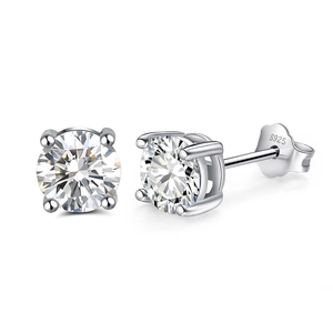 Détail des boucles d'oreilles en argent S925 avec pierres rondes serties de quatre griffes