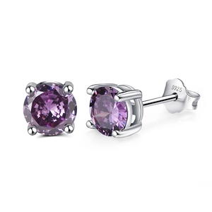 Détail du poinçon S925 à l'arrière des boucles d'oreilles en argent sterling et zircon