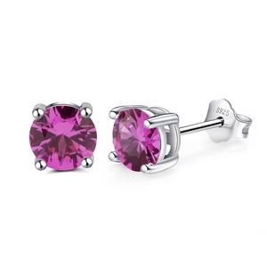 Détail macro de boucles d'oreilles en argent 925 avec pierre rose et poinçon de pureté S925
