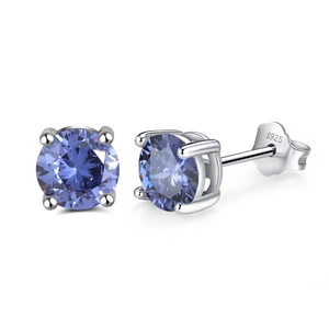Gros plan de boucles d'oreilles en argent 925 avec pierres bleues et serti à 4 griffes