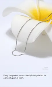 Λεπτομέρεια αλυσίδας box 1.0mm από ασήμι S925 με γυάλισμα καθρέφτη σε λευκό άνθος