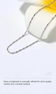 Detailopname van een gepolijste S925 sterling zilveren kralenketting met een bloem