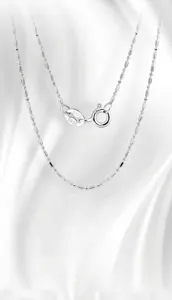 Macro-opname van S925 sterling zilveren ketting met ITALY S925 gravure en sluiting