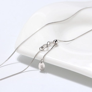 Collana a catena box regolabile da 0,6mm in argento S925 con chiusura a moschettone e marchio