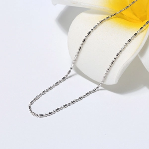 Minimalistische S925 sterling zilveren ketting met kralen en cilinders op witte basis