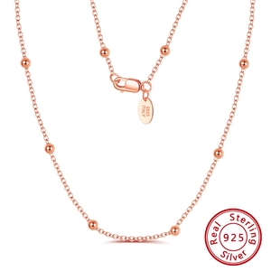 Detail einer S925 Sterlingsilber Halskette in Roségold mit Kugeldesign und Karabiner