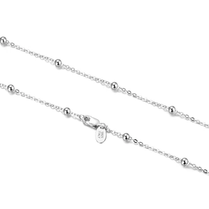 Nahaufnahme einer S925 Sterlingsilber Kugelkette mit Karabinerverschluss und Prägung