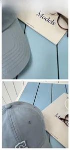 Détail brodé de la lettre G blanche sur casquette de baseball en velours bleu