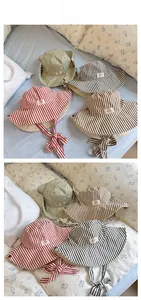 Détails de chapeaux de soleil à rayures avec mentonnière et étiquette en tissu Child painted pear