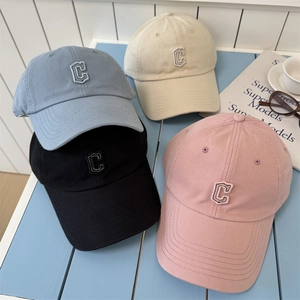 Casquette de baseball en coton avec logo C brodé en bleu, beige, noir et rose
