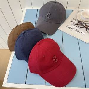 Casquettes de baseball en coton avec broderie C en gris, café, bleu marine et rouge