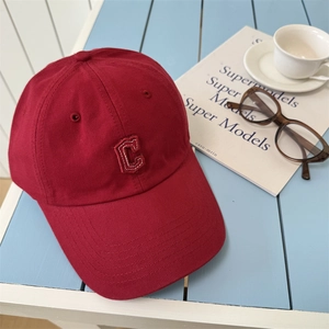 Casquette de baseball bordeaux classique avec lettre C brodée sur fond en bois