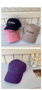 Détail du logo toNature brodé et du tissu à séchage rapide sur la casquette de baseball
