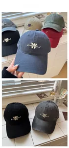 Dettaglio del ricamo su cappelli da baseball in cotone lavato vintage in vari colori disponibili