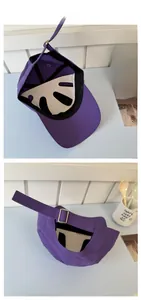 Détail d'une casquette de baseball violette à séchage rapide avec boucle en métal