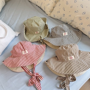 Chapeau de soleil rayé pour enfants avec large bord et mentonnière en plusieurs couleurs