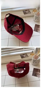 Dettaglio del cappellino in cotone rosso scuro con fodera interna e fibbia in metallo regolabile