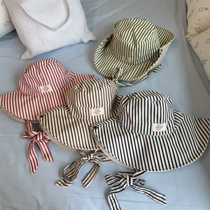 Chapeau de soleil rayé en coton pour enfants avec large bord et mentonnière ajustable
