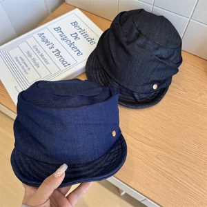 Gorra de repartidor vintage de mezclilla con pliegues y hebilla dorada en azul marino