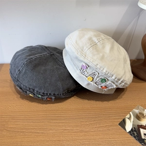 Vintage Baskenmütze aus gewaschenem Canvas in Grau und Beige mit bunten Knöpfen