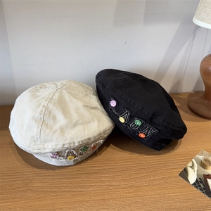 Vintage Baskenmütze mit bunten Knöpfen und Lady-Schriftzug in Beige und Schwarz