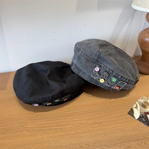 Baskenmütze im Vintage-Look aus gewaschenem Denim mit bunten Knöpfen und Aufnähern