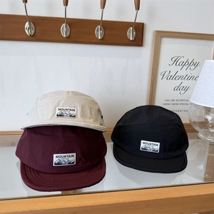 Cappellini 5-panel ad asciugatura rapida in beige, bordeaux e nero con patch montagna