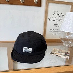 Cappello camper a cinque pannelli ad asciugatura rapida con patch montagna in nero