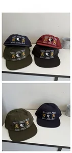 Vue détaillée de diverses casquettes de baseball en coton brodé en bleu marine et bordeaux