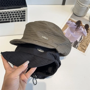 Breathable pleated beret for women in black and brown with adjustable metal detail