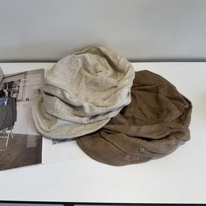 Leinen-Schirmmützen in Beige und Kaffeebraun auf Magazin, Frühling-Sommer-Stil