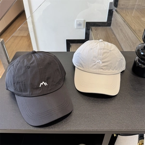 Quick-dry outdoor baseball caps in black and beige with minimalist mountain embroidery