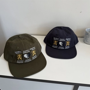 Casquettes à bord plat avec broderie totem lion en vert armée et bleu marine rétro chic
