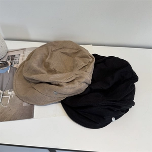 Atmungsaktive Schirmmützen aus Baumwolle und Leinen in Khaki und Schwarz mit Metall-Logo