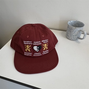 Casquette de baseball en coton rouge foncé avec broderies blanches et lions dorés