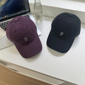 Berretto da baseball vintage in tela lavata con ricamo lettera F bianca in bordeaux e nero