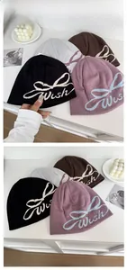 Détail de bonnets en tricot avec jacquard Wish et motifs de nœuds en plusieurs couleurs
