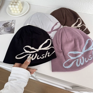 Bonnet en tricot avec jacquard de lettres en noir, rose, gris et marron
